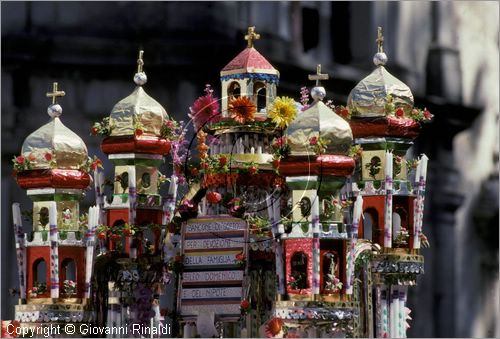 ITALY - AVIGLIANO (PZ) - Festa di Santa Maria del Carmine (8 e 9 settembre)
La processione della Madonna del Carmine scende dal Santuario sul Monte Carmine verso il paese preceduta dai "cinti" di candele e cartapesta