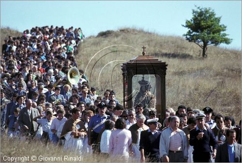 ITALY - AVIGLIANO (PZ) - Festa di Santa Maria del Carmine (8 e 9 settembre)
La processione della Madonna del Carmine scende dal Santuario sul Monte Carmine verso il paese preceduta dai "cinti" di candele e cartapesta