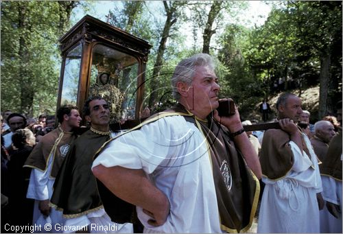 ITALY - AVIGLIANO (PZ) - Festa di Santa Maria del Carmine (8 e 9 settembre)
La processione della Madonna del Carmine scende dal Santuario sul Monte Carmine verso il paese preceduta dai "cinti" di candele e cartapesta