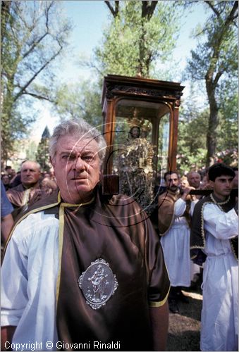 ITALY - AVIGLIANO (PZ) - Festa di Santa Maria del Carmine (8 e 9 settembre)
La processione della Madonna del Carmine scende dal Santuario sul Monte Carmine verso il paese preceduta dai "cinti" di candele e cartapesta