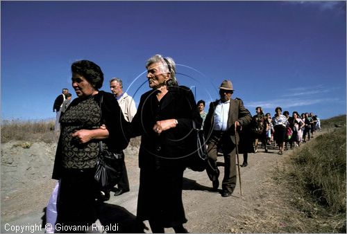 ITALY - AVIGLIANO (PZ) - Festa di Santa Maria del Carmine (8 e 9 settembre)
La processione della Madonna del Carmine scende dal Santuario sul Monte Carmine verso il paese preceduta dai "cinti" di candele e cartapesta