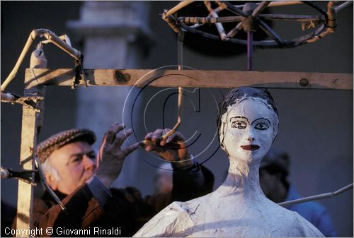 ITALY - LAMA DEI PELIGNI (CH) - Ballo della pupa (26 dicembre) - preparazione dei mortaretti sul fantoccio