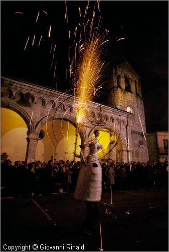 ITALY - LAMA DEI PELIGNI (CH) - Ballo della pupa (26 dicembre) - il ballo tra lo scoppio dei mortaretti