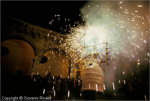 ITALY - LAMA DEI PELIGNI (CH) - Ballo della pupa (26 dicembre) - il ballo tra lo scoppio dei mortaretti