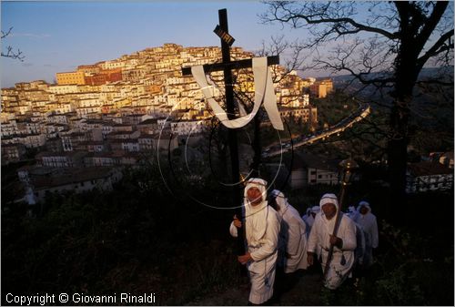 ITALY - CALITRI (AV)
Processione delle croci a spalla al Monte Calvario (Venerd Santo)
la processione sale al Monte Calvario sullo sfondo del paese illuminato dall'alba