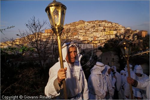 ITALY - CALITRI (AV)
Processione delle croci a spalla al Monte Calvario (Venerd Santo)
la processione in un momento di pausa, sullo sfondo il paese illuminato dall'alba