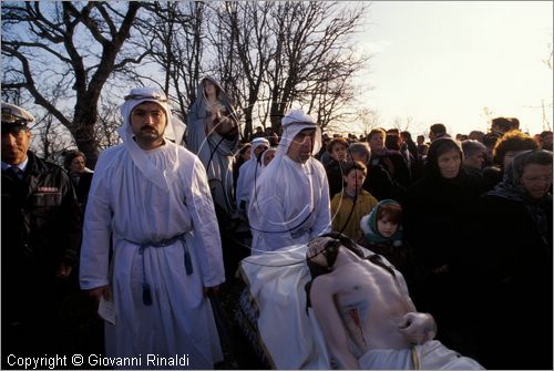 ITALY - CALITRI (AV)
Processione delle croci a spalla al Monte Calvario (Venerd Santo)
la processione in arrivo sulla sommit del Monte con la statua del Cristo Morto