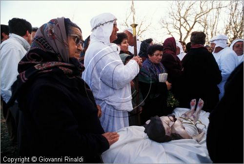 ITALY - CALITRI (AV)
Processione delle croci a spalla al Monte Calvario (Venerd Santo)
la processione in arrivo sulla sommit del Monte con la statua del Cristo Morto