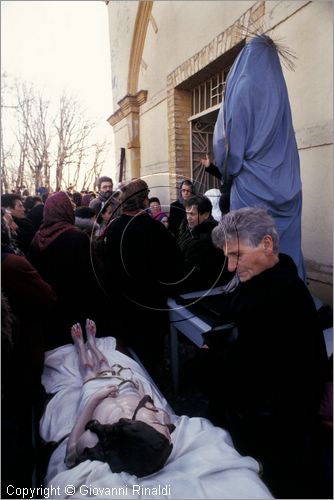 ITALY - CALITRI (AV)
Processione delle croci a spalla al Monte Calvario (Venerd Santo)
la processione in arrivo sulla sommit del Monte dove  il Santuario con la statua del Cristo Morto e della Madonna