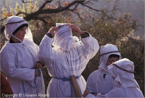 ITALY - CALITRI (AV)
Processione delle croci a spalla al Monte Calvario (Venerd Santo)
sulla sommit del Monte i bambini si prendono un po di riposo