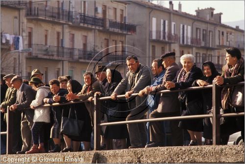 ITALY - CALITRI (AV)
Processione delle croci a spalla al Monte Calvario (Venerd Santo)
la gente del paese in attesa della discesa della processione