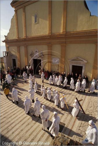 ITALY - CALITRI (AV)
Processione delle croci a spalla al Monte Calvario (Venerd Santo)
rientro della processione nella chiesa del paese