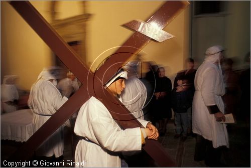 ITALY - CALITRI (AV)
Processione delle croci a spalla al Monte Calvario (Venerd Santo)
inizio della processione nel paese prima dell'alba