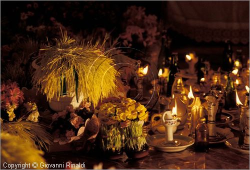 ITALY - CALITRI (AV)
Processione delle croci a spalla al Monte Calvario (Venerd Santo)
veglia funebre ai sepolcri con candele e grano