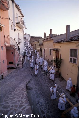 ITALY - CALITRI (AV)
Processione delle croci a spalla al Monte Calvario (Venerd Santo)
la processione nel paese prima della salita al monte