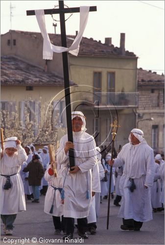 ITALY - CALITRI (AV)
Processione delle croci a spalla al Monte Calvario (Venerd Santo)
rientro della processione nel paese