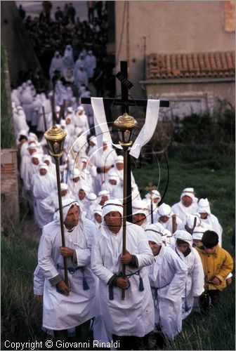 ITALY - CALITRI (AV)
Processione delle croci a spalla al Monte Calvario (Venerd Santo)
la processione si stacca dal paese e sale al Monte Calvario