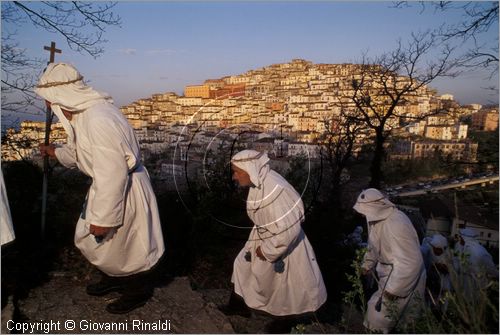 ITALY - CALITRI (AV)
Processione delle croci a spalla al Monte Calvario (Venerd Santo)
la processione sale al Monte Calvario sullo sfondo del paese illuminato dall'alba