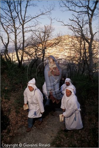 ITALY - CALITRI (AV)
Processione delle croci a spalla al Monte Calvario (Venerd Santo)
la processione sale al Monte Calvario sullo sfondo del paese illuminato dall'alba