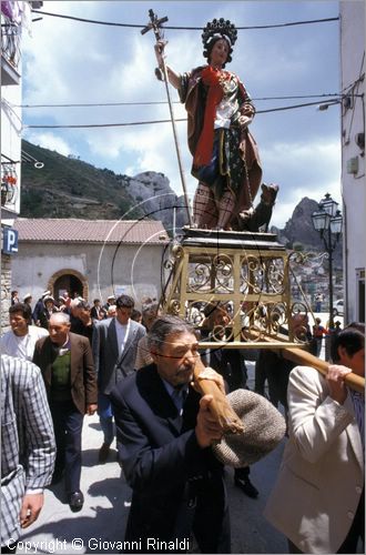 ITALY - CASTELMEZZANO (PZ)
Festa di San Vito (15 giugno)
la processione per le vie del paese con la statua di San Vito accompagnata da quella di Sant'Antonio e dal patrono San Rocco