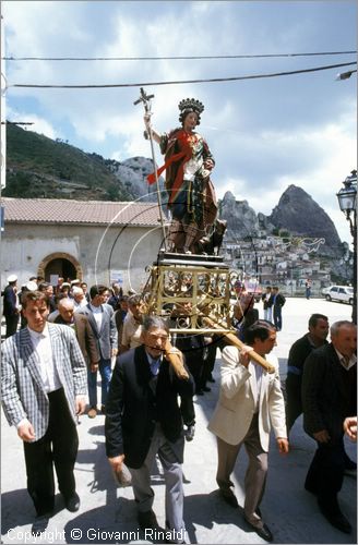 ITALY - CASTELMEZZANO (PZ)
Festa di San Vito (15 giugno)
la processione per le vie del paese con la statua di San Vito accompagnata da quella di Sant'Antonio e dal patrono San Rocco