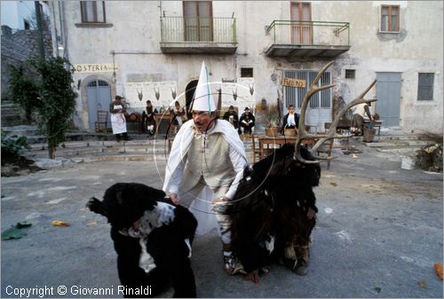 ITALY - CASTELNUOVO A VOLTURNO (IS)
Festa "Il Cervo" (carnevale)
Martino cattura i cervi