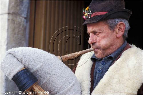 ITALY - CASTELNUOVO A VOLTURNO (IS)
Festa "Il Cervo" (carnevale)
suonatore di zampogna