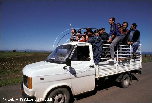 ITALY - CHIEUTI (FG)
Corsa dei Carri trainati dai buoi (21-23 aprile)
lungo il percorso delle prove