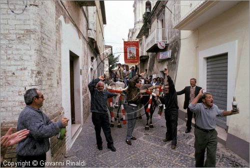 ITALY - CHIEUTI (FG)
Corsa dei Carri trainati dai buoi (21-23 aprile)
festeggiamenti della vittoria