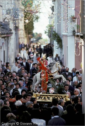 ITALY - CHIEUTI (FG)
Corsa dei Carri trainati dai buoi (21-23 aprile)
Processione di San Giorgio