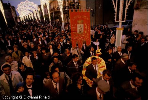 ITALY - CHIEUTI (FG)
Corsa dei Carri trainati dai buoi (21-23 aprile)
Giro del Tarallo, gigantesca treccia di caciocavallo portata in procesione