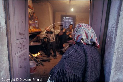 ITALY
COLLELONGO (AQ)
Festa delle Cottore (Sant'Antonio Abate, 16 gennaio)
Cottora Tozz, una donna guarda dalla porta