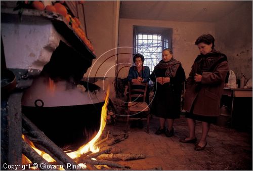 ITALY
COLLELONGO (AQ)
Festa delle Cottore (Sant'Antonio Abate, 16 gennaio)
Cottora Tozz, preghiera durante la cottura del granoturco nel camino