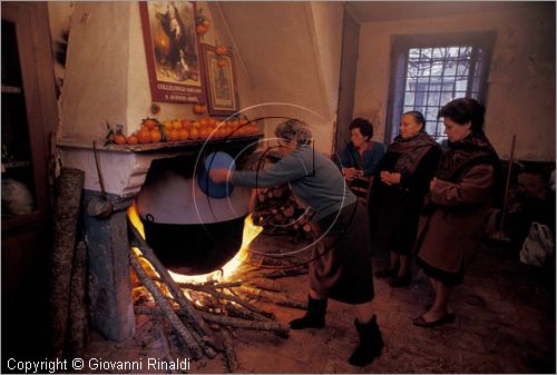 ITALY
COLLELONGO (AQ)
Festa delle Cottore (Sant'Antonio Abate, 16 gennaio)
Cottora Tozz, cottura del granoturco nel camino