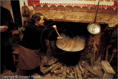 ITALY
COLLELONGO (AQ)
Festa delle Cottore (Sant'Antonio Abate, 16 gennaio)
Cottora della Pro Loco, cottura del granoturco nel camino