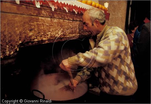 ITALY
COLLELONGO (AQ)
Festa delle Cottore (Sant'Antonio Abate, 16 gennaio)
Cottora della Pro Loco, cottura del granoturco nel camino