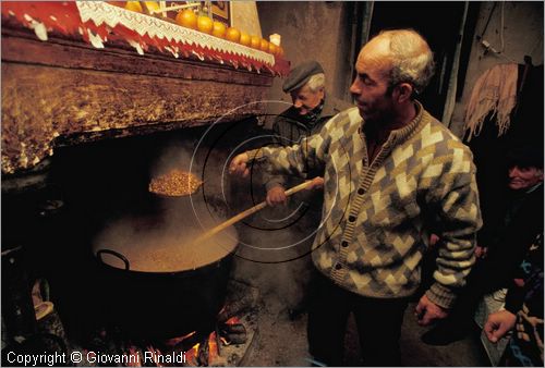 ITALY
COLLELONGO (AQ)
Festa delle Cottore (Sant'Antonio Abate, 16 gennaio)
Cottora della Pro Loco, cottura del granoturco nel camino