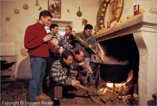 ITALY
COLLELONGO (AQ)
Festa delle Cottore (Sant'Antonio Abate, 16 gennaio)
Cottora della Giovent, cottura del granoturco nel camino