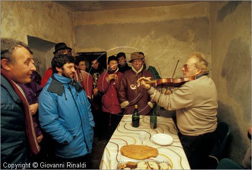 ITALY
COLLELONGO (AQ)
Festa delle Cottore (Sant'Antonio Abate, 16 gennaio)
Cottora della Pro Loco, si festeggia cantando