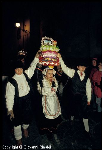 ITALY
COLLELONGO (AQ)
Festa delle Cottore (Sant'Antonio Abate, 16 gennaio)
Sfilata delle conche addobbate