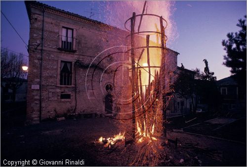 ITALY
COLLELONGO (AQ)
Festa delle Cottore (Sant'Antonio Abate, 16 gennaio)
Il fal in piazza ha bruciato tutta la notte fino all'alba