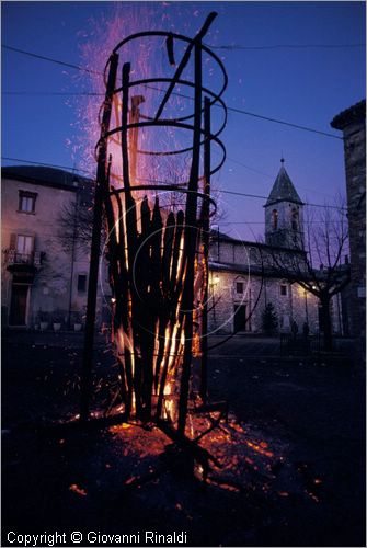 ITALY
COLLELONGO (AQ)
Festa delle Cottore (Sant'Antonio Abate, 16 gennaio)
Il fal in piazza ha bruciato tutta la notte fino all'alba