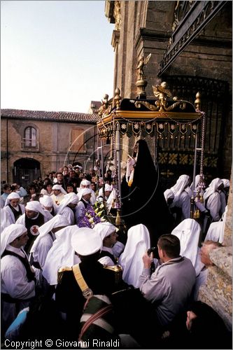 ITALY - ENNA
Venerd Santo
Il fercolo della Madonna Addolorata entra nel Duomo