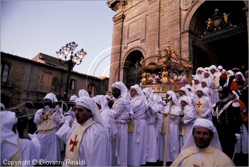 ITALY - ENNA
Venerd Santo
L'urna del Cristo Morto esce dal Duomo