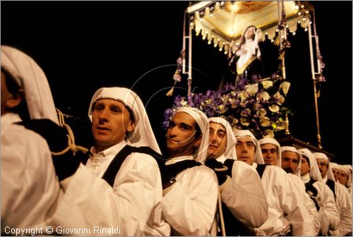 ITALY - ENNA
Venerd Santo
processione con il fercolo della Madonna Addolorata