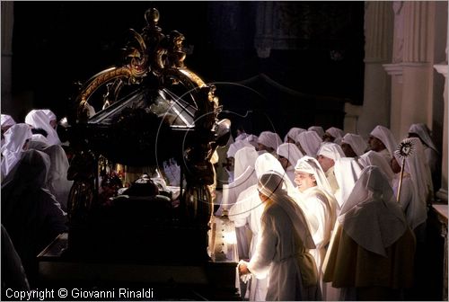 ITALY - ENNA
Venerd Santo
Davanti all'urna del Cristo Morto nella chiesa prima della processione