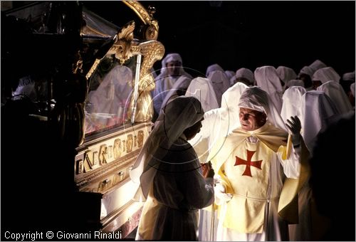 ITALY - ENNA
Venerd Santo
Davanti all'urna del Cristo Morto nella chiesa prima della processione