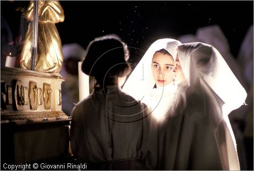 ITALY - ENNA
Venerd Santo
Davanti all'urna del Cristo Morto nella chiesa prima della processione