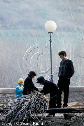 ITALY
FARA FILIORUM PETRI (CH)
Le Farchie (16-17 gennaio - Sant'Antonio Abate)
Contrada Centro Fara