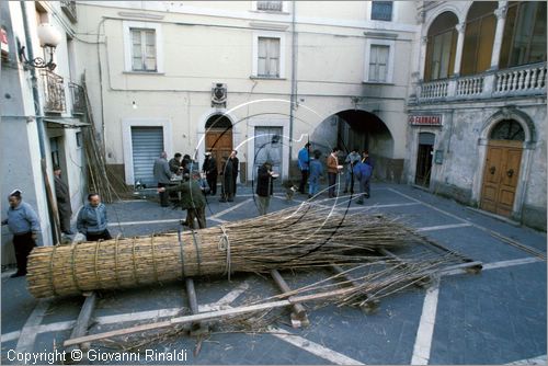 ITALY
FARA FILIORUM PETRI (CH)
Le Farchie (16-17 gennaio - Sant'Antonio Abate)
Contrada Centro Fara